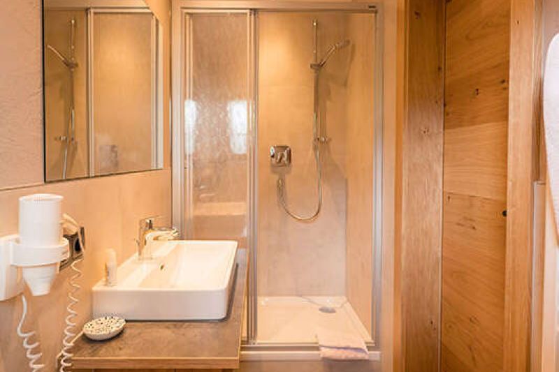 Badezimmer mit Dusche im Appartement 211 im Hotel Garni Sonnenheim in Fiss