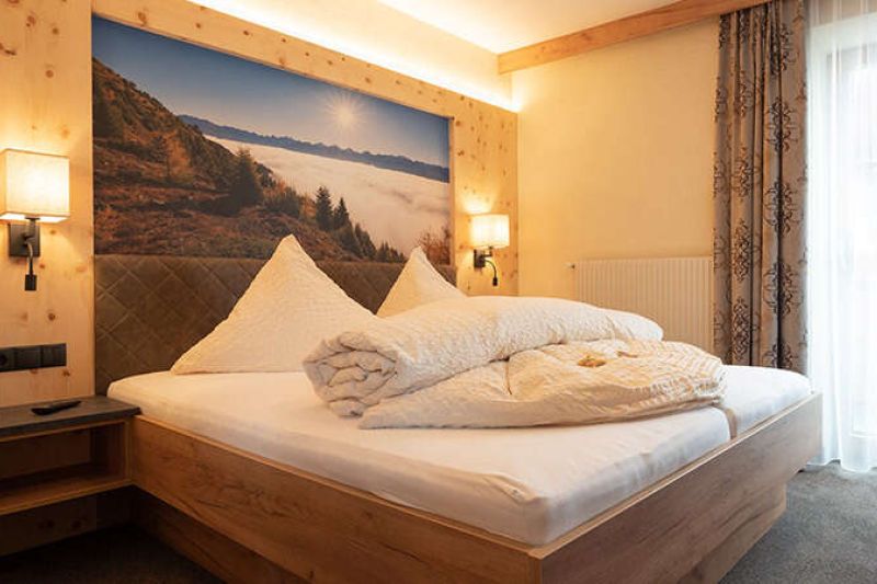 Doppelbettzimmer im Appartement 102 im Hotel Garni Sonnenheim in Fiss