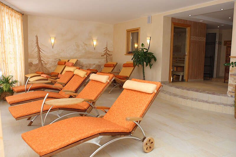 Wellness area with loungers in the Hotel Sonnenheim Fiss