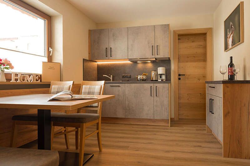 Wohnraum mit Küche im Appartement 102 im Hotel Garni Sonnenheim