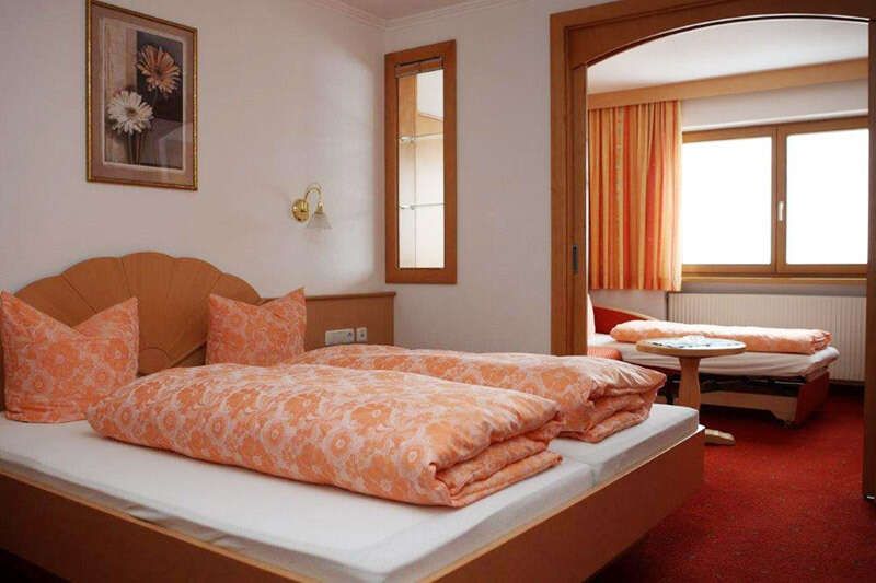 Familienzimmer Süd mit Doppelbett und Einzelbett im Hotel Sonnenheim in Fiss