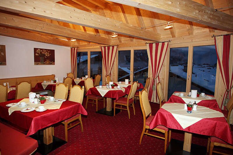 Frühstücksraum mit Ausblick im Hotel Garni Sonnenheim in Fiss