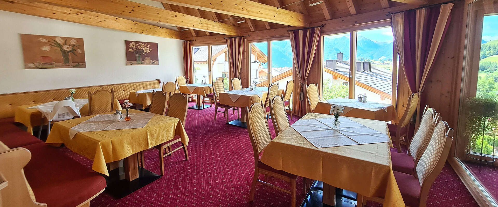 Frühstücksraum im Hotel Sonnenheim mit Ausblick auf die Fisser Bergwelt