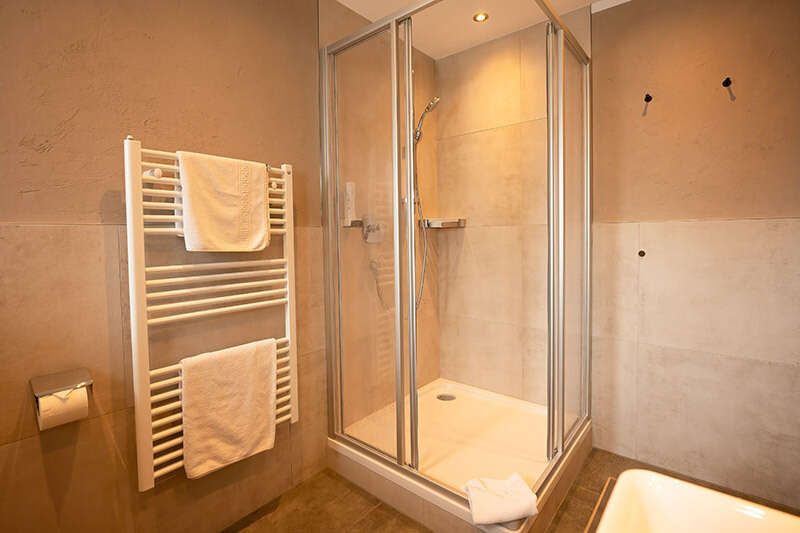 Badezimmer mit Dusche im Appartement 102 im Hotel Garni Sonnenheim