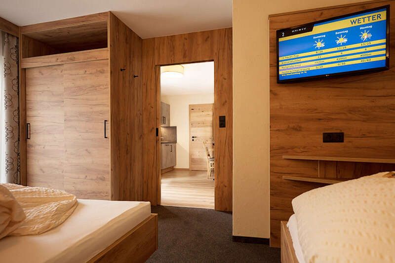 Doppelbett und Einzelbett im Appartement 211 im Hotel Garni Sonnenheim