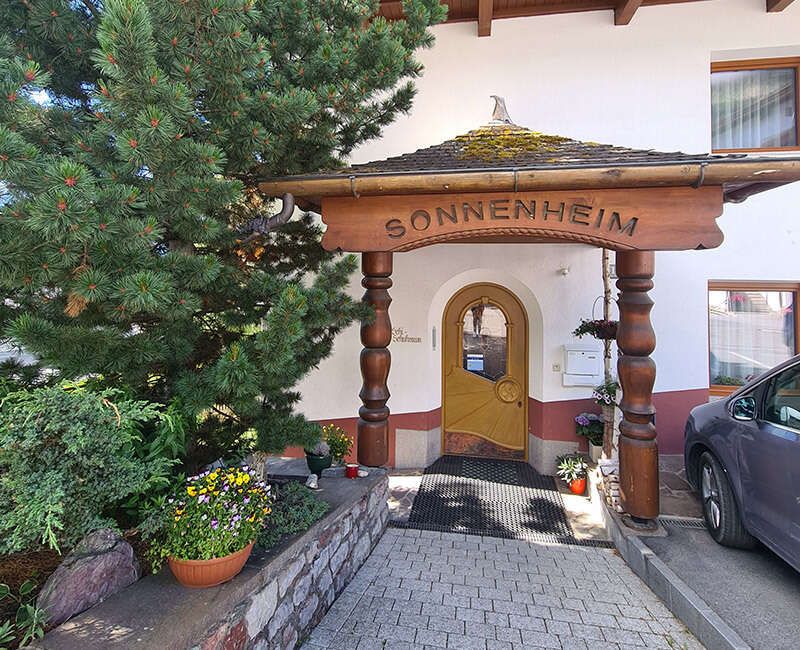 Eingang des Hotels Sonnenheim in Fiss