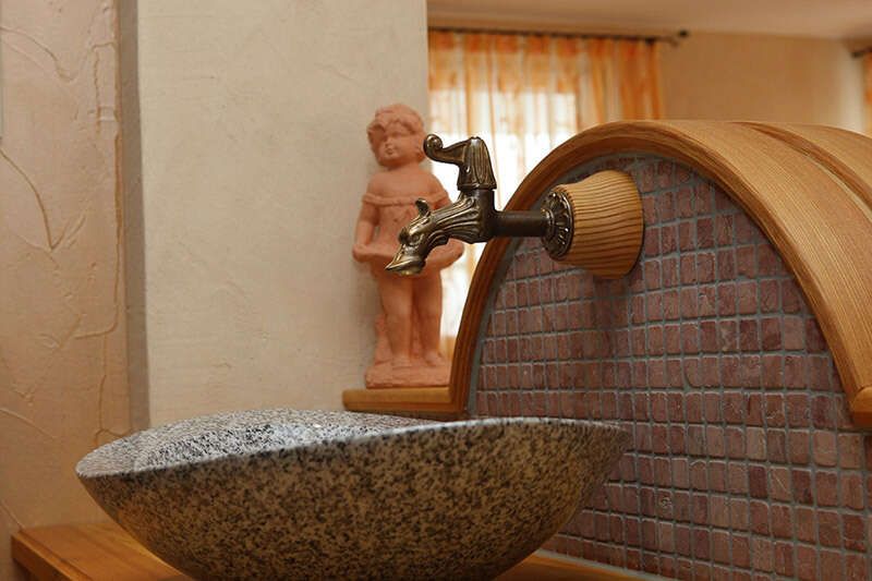 Trinkwasserbrunnen im Wellnessbereich im Hotel Sonnenheim